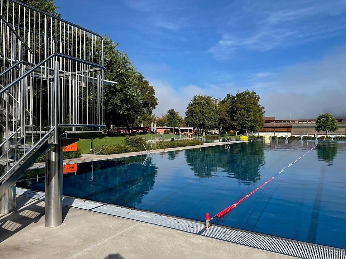 Blick Schwimmbad Wisengrund über Schwimmbecken zur Badi-Gastronomie
