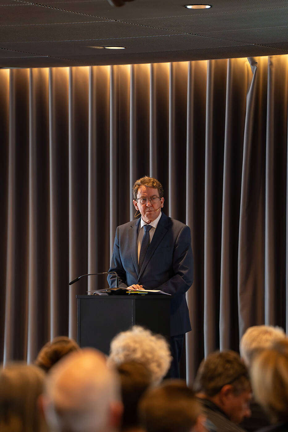 Bundesrat Rösti spricht an einer Tagung